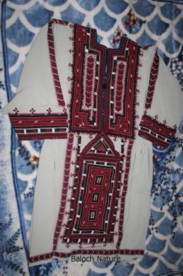 Baloch handmade women dress
بلوچ جنینی پشک
Baloch janini pashk
بلوچ جنین گیشتر وتی گد ءُ  پوشاکاں پہ وتی دستاانی دوچ انت۔ مرچاں باز کلدار ھرچ کن انت بلے وتی گداں نوک نوکیں دوچ دوچ انت ۔

