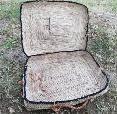 Classic Suitcase
Keep
کیپ
بلوچانی کیپ  انت کہ مرچاں اشیے جاگہ پیتی ءُ سوٹ کیساں زرتگ۔ بلے باز جوان انت کہ پیش ءتاکانی سرا کیپ جوڑ کنگ بیت ۔ کہ بلوچانی دود ءِ یک  بہرۓ ۔ 
