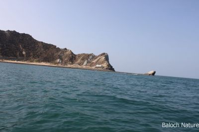 Astola island
ہپت تلار
Hapt Talar
اے ہپت تلارے روچ ایر شُتی نیمگ انت ۔ ہپت تلار انچیں درچک ءُ بوٹگ است کہ بلوچستان دگہ جاہاں نیست انت ۔ اہمے وڑا اور دریائی ماھیگ ءُ دگہ ساہ دار ہم باز انت ۔ او بالی مُرگانی ہم بلاھیں جاگہ انت ۔ اگاں ترا موہ رسیت ہپت تلارا الما تروتاب ءِ بکن ۔ چہ پسنی ءَ 22 نوٹیکلل میل دور انت ہمے وڑا چہ اُرماڑہ ءَ 55 نوٹیگل میل دور بلوچستان زرے تہا انت ۔ 

