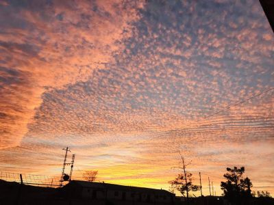 A sunset of Shaal
شال ء دیگر
Shaal e degar
بلوچستان پہ ندارگ ءَ وتی مٹ وت انت ، اے شال بزاں مرچیگیں کوئٹہ ءِ یک زمستانی روچ زرد بزاں دیگرے وھد انت کہ روچ ءُ چمبرانی ہمگرنچی یک مستاگ ودی کن انت ۔ 
