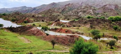 Koh e Soliman landscape 
Koh e Soliman e nadarag
اے کوہ ءِ سلیمان ءِ یک ڈولداریں ندارگ انت کہ بُرزی نیمگا کوہ انت کہ درچکاں سبز کتگ ءُ جہلا کور جہلاد انت ۔ ءُ میانجی ءَ ڈمپگ ءِ سرا بالی مُرگ نشتگ ان ت۔ 
