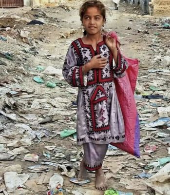 Baloch  girl
نلوچ جنک
Baloch jenik
اے جنکوے عمر ہمیش انت کہ اسکولء بہ بیت ءُ بوان ات بلے اے ہم پہ روزگارے واستہ تچیت ۔ 
Keywords: Baloch girl