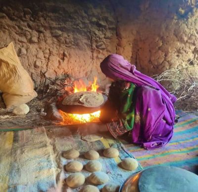 Baloch woman 
Baloch Janeen
بلوچ جنین
دگنیائے جنین آزمان ءَ شتگ انت ءُ ماہے سرا روگ ءَ دلمانگ انت بلے بلوچ جنین ایوک ءَ وتی چُل ءَ شتگ انت ءُ انگتہ روانت ۔ انچو سما بیت کہ بلوچ جنین ءَ آکبت نیست ۔ کہ وتی باندات ءَ شر بکنت ۔ 
