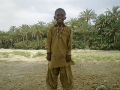Baloch Kid
بلوچ زھگ
اے گونڈو ءَ گلیر وتی گُٹ ءَ درتکگ ۔ چیا کہ گونڈو ءَ شکارے چہ حد ءَ گیش شوک انت ۔ چونایا بلوچ کہ مزن بہ بیت بلے وتی کسانیء شوکاں یل کت نہ کنت ۔ 
