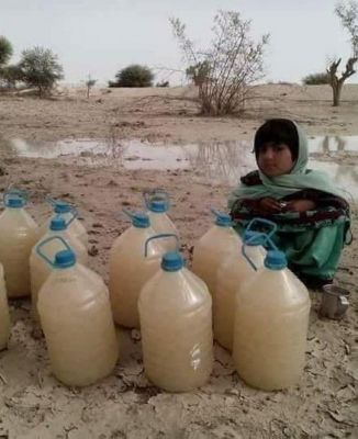 Baloch girl with milky water
Baloch jenik o lordin aap
بلوچ جنک لُردیں آپ پہ وتی لوگے واستہ جاڑی کتگ ان ت۔ کہ وادار انت کہ لوگے مردمے بئیت ءُ اشان بہ بارت ۔ اے ہورے گوارتگیں آپ انت کہ ڈگارانی کابیل ءَ مچ بنت ۔ چمیشکا بلوچ نز ءُ گوارے مردم کاہنت ہمے آپ ورانت ءُ وتی پس ءُ گوک ہشتراں وارین انت۔ 
