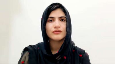 Sammi Deen Baloch
بلوچ چاگردی ءُ سیاسی پڑا  اگاں بلوچ زالبولانی کرد ءُ جہد چارگ بہ بنت گڈا چراھانی تہا یکے بندیگیں ڈاکٹر دین محمدءِ بانکیں جنک سمّی بلوچ انت سمّی ءَ چہ درکسانی ءَھما وھدا کہ آ ئی ءِ آریپیں کماش ڈاکٹر دین محمد بلوچ آوار جنگ بیت ھما وھدا پہ وتی کماش ءُ اے دگہ گاریں بلوچانی درگیجگءِ پانک جتگ روچءِ مروچی ھم دیما جنزان دیما روان انت سمّی بلوچ اے راہءَ بازیں سکّی ءُ سوری دیستگ ءُ برداش کتگ انت بازیں وھدا آ گرگ بند کنگ ھم بوتگ .
سمی دین محمد بلوچ ہما بلوچ زالبوالانی رم ءَ ہوار انت کہ آ مدام پہ بیگواھیں بلوچ فرزنداں توار چست کنگ ءُ آ مدام ریلیانی  تہا اولی سرپ ءَ گندگ بیت۔ سمی دین چہ وتی کسانی ءَ وتی بیگواہ ایں پت ءِ شوھاز ءَ برے یک درے ءَ سر جنت ،کدی آمید گساں، برے ریلی ءُ مارچانی بہر بیت ۔ واجہ داکٹر  دین محمدءِ بیگواھی ءَ بگر داں روچ مروچی سمی پہ وتی بیگواھیںپت ءِ آجوئی ءِ ھاترا مہکمیں توارے زانگ بیت ۔ داکٹر دین محمد 2009 ءَ آوار جنگ بیت ءُ بیگواہ کنگ بیت ،سمی وتی پس ءِ بیگواھیءِ لہتیں سالاں پد نہ تہنا وتی بیگواھیں پتءِ آواز جوڈ بیت بلکہ پہ ہر بیگواھیںبلوچ پُسّگ ءِ مہکیں توار جوڈ بیت ءُ ہر بیگواھیں مردماں درد ءَ ھوار بیت، پرچہ کہ آ سما کنت کہ ہر بیگواہیں ھاندانانی درد گوں آئی دردءَ چو ناکن ءُ گوشت ءَ ھور تور انت ۔  سمی ہمے رنگ ءَ پہ بیگواھیں بلوچ ءَ توار چست کناں داں وائیس فار بلوچ مسنگ فرسن (VBMP) کہ گلءَ کماش ماما قدیرءِ سربراھیءَ آئیءِ بھر بیت ءُ یک گلے ءِ دروشم ءَ وتی جہد ءَ پہ بیگواھیں بلوچ ءَیکشل ءَ برجم داریت ۔
سمی دین ءَ ملکی ءُ درملکی پلیٹ پارماں  بیگواہ ایں بلوچانی رپورٹنگ کتگ ءُ دنیا ءِ دیم ءَ بلوچ نسل کشی ءِ پردہ پاشک کُتگ ،ہمے ڈول ءَ آ 2022 ءَ  آصمہ جہانگیر کانفرس ءَ  بیگواہ ایں ھاندانانی مسلہءَ دیم ءَ بارت ءُ پہ آہانی رکینگ ءِ ھاترا عملی کارانی سرا گیشتر زور دیان ءَ گُشت کہ ما عملی رنگ ءَ پہ بیگواھیں بلوچاں جہد بکننت۔
سمی دین 2023  ءِ بالاچ مولابخش  ءِ ناھکیں کوشے ھلاپ ءَ چست بوھکیں زرمبشت ءِ بھر ہم بیت  کہ اے زرمبشت 2023 ءَ یک لانگ مارچے ءِ درشم ءَ تُربَت ءَ بندات بیت ءُ بلوچستان ءِ جتائیں دمگ ءَ روان داں اسلام آباد ءَ سر بیت ءُ ھمے زرمبشتءَ ڈاکٹر مھرنگ بلوچءِ سربراھیءَ بلوچ یکجھتی کمیٹی جوڈ بیت سمی دین پدا بلوچ یکجھتءَ کمیٹی سربراہاں چے یکے بیت داں روشءِ مروچی آ بلوچ یکجھتی کمیٹیءَ گوں ھمگرنچ انت وتی جہدءَ دیما بران اِنت۔
چد ءُ پد 2024  آئی ءَ سْیاسی چست ءُ ایرانی سوب ءَ فرنٹ لائین ڈیپنڑر ایوارڈ  ءِ واستہ نامینگ بیت ءُ آ اے دادءَ وتی نامءَ کنت دست اش گیپت

