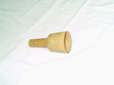 Milk feeder 
شیرّیچ
Sherrich
شیرّیچ چہ دار ءَ جوڑ کنگ بیت ۔ دارے یک نیمگ ءِ پراہ ءُ دومی نیمگ  ءَ تُسک کن انت اشیا توک ءَ ٹُنگ کن انت ۔ تُسکیں نیمگ ءَ انزک ءَ مان کن انت ءُ مستریں ءُ پراہیں دپ ءَ چہ چیر انزک ءَ توک ءَ مان ریچ انت ۔ 

