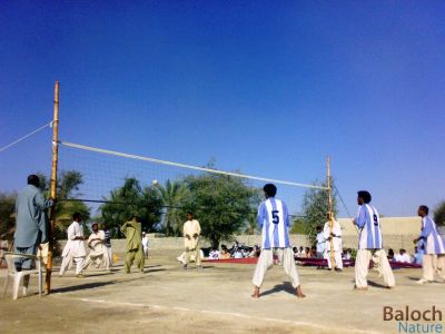 A shouting of Vollyball
والی بال ء ندارگ 
بلوچاں لیب و گوازی آسرات نیست انت - پدا چوشیں ادارہ ہم تنیگا ٹہینگ نا بوتگ کہ الکاپیں کلب جوڈ کنگ ببیت کہ کسانیں چُکّاں لیب و گوازی آسرات ببنت - چوش کہ والی بال ارزان تریں لیب انت کہ بلوچ ء کُرت کناں - والی بال ء ازباب یک بال ء او یک نٹ کہ دو دارانی مدتا لیب بیت - اے اکس ء ہم بلوچ زھگ والی بال ء دزگٹ انت
