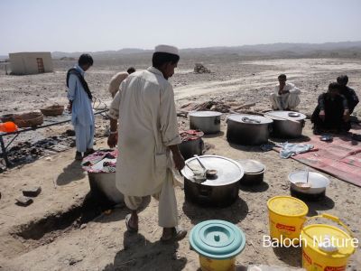 Marriage Cooking
آروس ءِ دیگ
Aros e deeg
بلوچی سور ءِ سرا بٹ ءُ گوشت ءِ دیگ لہتیں پر انت لہتین جاڑیگ انت ءُ لہتیں ھالیگ انت۔ اے بلوچی سورے سرے ندارگ انت
