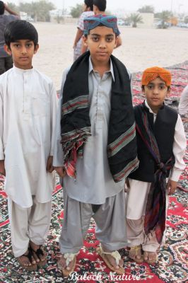 Baloch Kidds
بلوچ گونڈو
Baloch gowando
بلوچ زھگ بلوچ دود ءُ ربیدگی روچ ءِ درگت ءَ گوں بلوچی پوشاکاں
