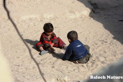 Baloch Children 
زھگ ماں ریکاں لیب ءَ
Zahag rikan laib a ant 
اے گنجیں گوادر انت کہ گونڈیں زھگ ریک ءُ پُلکانی تہا لئیب ءَ انت ۔ چونایا اے بلوچستان ءِ زمستانی بُنجاہ انت بلے زندے آسرات ءِ تمامیں  چیز بیگواہ انت ، ۔

