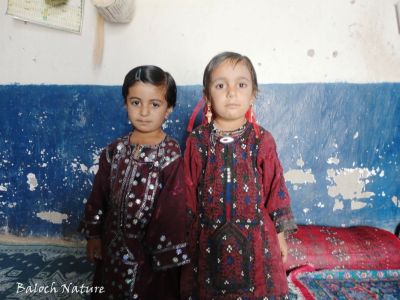 Baloch girls
دو جنک
Do jenik
اے دو کسانیں جنک انت کہ بلوچی ہوشاک گوں بلوچی دوچان زیبدار انت ۔ 
