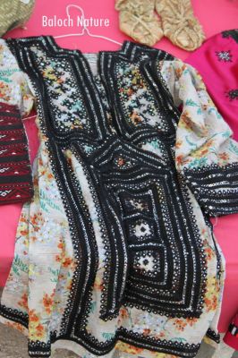 Baloch lady's ware 
بلوچ جنیی پشک
Baloch janini pashk
اے اسپیتیں جنینی پشک مِرچُک ءِ پیت ءُ مُہرگ ءِ دوچ انت۔
