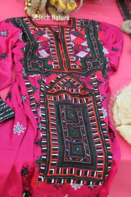 Baloch lady's ware
بلوچ جنیی پشک
Baloch janini pashk
اے گلابییں جنینی پشک جالار ءُ گڈڈگ بند ءِ دوچ انت ۔

