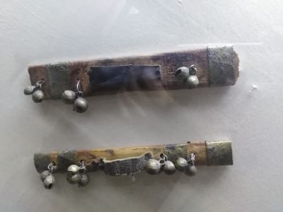 Baloch Music instrument
ژانگ
Zhang
ژانگ وھدے زمانگ ءَ  ھرانی گھوٹا بستگ انت  وھدے کہ ھرانی کاروان کشک ء بوتگ گڈا ایشانی دور دور ء آواز اش کنگ بوتگ ۔ بلے اے اکس بلوچی ساز ءُ زیمل کار مرز کنگ بوتگ او باز ھندءَ انگتہ اے ایشیا کار مرز کنگا انت ۔
