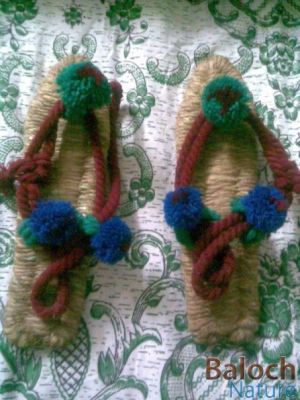 Baloch Classic Sandal
Bazbani ya Sawas
بزبانی یا سواس
اے بلوچانی کُوھنین بسبانی انت - چہ دازے پیش ء جوڈ بیت بلے مرچاں پژم ء بند پر کن انت کہ ڈولدار او نرم تر انت - ۔
اکس دیم دیوک
واجہ جوانسال

