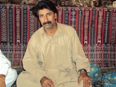 Dr. Allah Nizar
Dr Allah Nizar
ڈاکٹر اللہ نذر

ھرنیمگا کہ تہاری مانشانیت وا اندوھانی چوگاں بدن ئے بند و بوگاں پروشیت و راج ئے غلامی چو تقدیر ئے فیصلہء پیشانی ئے کرچکاں پیوست بیگ لوٹیت گڈء ھنچیں ساعتاں ڈاکٹر اللہ نزر اوست و امیت ئے دروشم زوراں آزادی و وش بھتی آنی مہریں پلکاں گشاد کناں ھر چیزء پدء دست آرگ ئے جزم دنت
