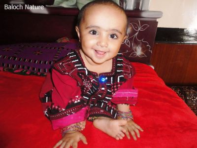 Baloch kid 
بلوچ جنکو
Baloch jenekko
بلوچ زھگ ءِ بلوچی پوشاکاں ءُ گوں وتی بچکندگاں باز ڈولدار انت ۔ 
