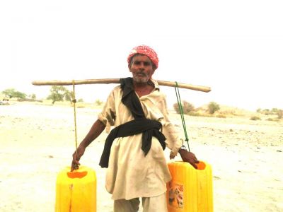 Baloch daily wages worker
بلوچ پوریاگر
Baloch poryager 
بلوچ پوریاگر یا مزدور کہ آپ پُجّارینگ ءَ چہ چات ءَ آپ کش انت ءُ ھاجت ءِ جاہ سر کنت ادا دو ٹین ءِ بدل ءَ پلاسٹک ءِ ڈبّہ گون کہ آپ ءِ رند ءَ روگان انت ۔
