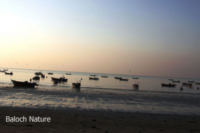 Sunset in Gwadar
روزرد ماں گوادر ءَ
Rozard Ma Gwadar a
گوادرے تیاب دپ وت پہ سیل ءُ سواد ءَ ڈولداریں جاگہے بلے اگاں روزرد بہ بیت گڑاں انگت ڈولدار تر بیت۔
