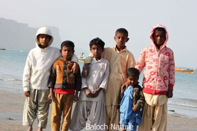 Kids from Gwadar 
گوادر ءِ گوانڈو
Gwadr e gowando
گوادر بلوچستان ءِ زمستانی بُنجاہ ءِ کنگ بلوچستان ءِ جاور گیگ نہ بنت ۔ چرے اکس ءَ چہ پدّر بیت کہ بلوچستان ءَ چنچوک دیم رئی کتگ۔
