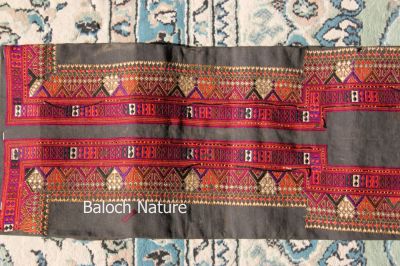 Old Balochi Custom
Balochi Jeeg
بلوچی جیگ
نود سال بگر تاں سد ءُ بیست سال کوہنیں بلوچی کوہنیں جیگ ات ۔ مرچی چرے دوچاں چہ لہتیں دوچ کارمرز نہ بنت بلے لہتیں دوچ مرچی ہم کارمرز بوّگان انت ۔ چوشیں جنین است کہ اے کوہنیں دوچاں پچّہ بیاریت؟ 
اے جیگ ءِ گُد سیاہیں بدستی ات ۔اے بندیک کہ کارمرز کنگ بوتگ انت ۔ اے آبریشُم  نہ انت بلکیں اے بندیک جولاہیگانی دست گواپیں بندیک انت ۔
