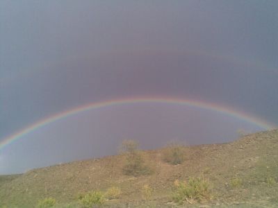 Rainbow 
سنج یا درین
سنج ہپت رنگانی مُچّی انت، کہ ہور ء گوارگا رند زاہر بیت - سنج قدرتے بے مٹّیں ندارگ انت، بلے اگاں سنج بلوچستان ء کوہ اُو جُمپانی سربرا زاہر بہ بیت گڈا ندارگ بے مٹ وُ بے درور بیت
مُلا فاضُل گوشیت
بُوہ  امُلّا  ماں  کدّھاں  زرّیں  مینتگاں
سنج و گوناپ پہ کہیب زُلپ ء کشّتگاں



