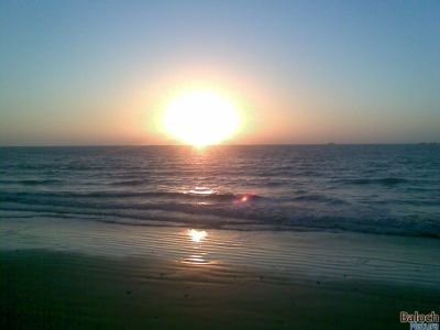 Sunset in Jewani Balochistan
Jimadi e rozard 
جیونی ءِ روزرد
ما اشکُتگ کہ جیّنی ءِ روزرد یا دیگر باز ڈولدارنت و چارگ کرزیت - بلے ما سرپد و پُوہ نہ بوتگیں کہ روزرد چیا چو ڈولداریں - بلے مرچی ما جیمڑی ء روزرد ء اکس ء گندیں کہ مارا ھمے سما بیت - کہ اے جُلگہیں نیل بوہیں زرا آس جنگ بوتگ - شما ہم بچاریت کہ اے ندارگ چارگ کرزیت کہ نا؟

