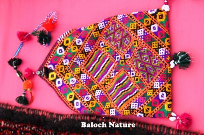 Baloch classic bag
جامگدان
Jamagdan
جامگ دان چہ گُد ءُ نرمیں پوست ءَ جوڑ کن انت۔ اے یک درپ ءِ کار ءَ کیت ۔ مستریں جامگدان ءَ قران مان کن انت ءُ کسترین ءَ جُز مان کن انت ، بلے بلوچستان زمانگ ءَ لہتیں جاہاں تنی وھدی کسانیں ازباب بزاں مُدکش، مشینوک، نپادی سُوچن، یا گوندوچ، دگہ ھُورتیں ازباب جامگ دانانی توک ءَ کتگ انت کہ گار ءُ گمسار مہ بنت ۔ 
