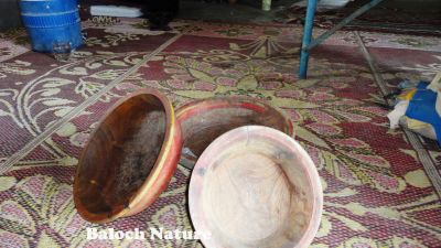 Baloch classic pots
کاسگ
Kaasag
کاسگ چہ داراں چہ جوڑ کتگیں رزان بزاں ایران انت، بلوچاں وھدے زمانگ ءَ پیتل ءُ دگہ چیزانی ایراں یا رزان نہ بوّگے چہ دارے رزاں جوڑ کتگ انت ۔ چریشانی توک ءَ نان ءُ ناروشت یا نان شیر پُنڈ اتگ انت ءُ نوش ءُ جان کتگ انت۔ 

