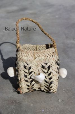 Date Bag
Kapat
کپات

اے کپات ءِ یک نمونگ انت ۔ چونایا کپات نہ داز ءِ پیش ءَ جوڈ کنگ بیت ۔ کپات پہ ناہ ءِ واستہ جوڈ کنگ بیتگ کہ مچ ءِ روپگ ءِ وھدا گورشان ءَ ناہانی وزن گران بیت گڈا مچے سرے مرد ناہاں کپات ءَ کنت ءُ ھووند ءَِ چہ جہلا راہ دانت ۔ ہمے وڈا کپات ءِ ناہاں پدا سپت ءَ کن انت۔ سپت کہ پُر بیت گڈا ناہاں شگنز ءَ بر انت ۔
