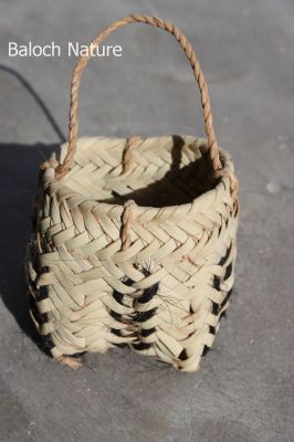 Date Bag
Kapat
کپات
اے کپات ءِ یک نمونگ انت ۔ چونایا کپات نہ داز ءِ پیش ءَ جوڈ کنگ بیت ۔ کپات پہ ناہ ءِ واستہ جوڈ کنگ بیتگ کہ مچ ءِ روپگ ءِ وھدا گورشان ءَ ناہانی وزن گران بیت گڈا مچے سرے مرد ناہاں کپات ءَ کنت ءُ ھووند ءَِ چہ جہلا راہ دانت ۔ ہمے وڈا کپات ءِ ناہاں پدا سپت ءَ کن انت۔ سپت کہ پُر بیت گڈا ناہاں شگنز ءَ بر انت ۔
