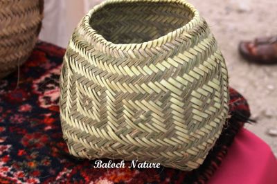 Cloth tray
کٹور
Katoor
کٹور یک درپ  ءِ کہ چہ دازے پیش ءَ جوڑ کنگ بیت۔ اشیا بلوچ جنین  وھدے گُددوچی کن انت ہمے گد ءَ کٹورے توک ءَ ایر کن انت ۔ 
