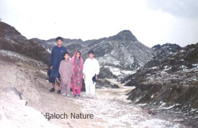 Mountaineer Baloch Kidds
کوہ نندیں بلوچ گونڈو
Kohnindin Baloch Gwando
بلوچستان ءَ شہرانی کم بوّگ ءِ چہ مرمانی نند و نیاد گیشتر کسان کسانیں میتگ ءُ کللگان انت ۔ اے اکس ہم پددر کنت کہ اے گونڈو کوہ جاہ منندیں  انت ،
