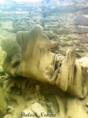 Baloch Mountain
کوہ انت بلوچانی کلات
Koh ant Balochani kalat
بلوچستان بلکین دگنیائے انچیں ملک ءِ کہ ادا آئیے کوہ ہمک تہر انت، بزاں سیاہ ءُ سُرمگیں ، سُہر ءُ سبزیں ھاکی ءُ اسپیتیں ءُ  دگہ باز رنگیں کوہ بلوچستان ءَ است انت ہمے وڑا اے کوہانی چیدگ است انت، ادا اے کوہ چو بادشاہ ءِ تاج  ءِ نمونگ انت ۔
