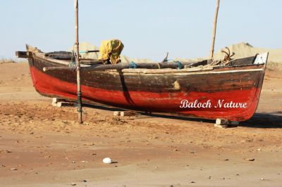 Boat repairing on open air
لانچ ءِ رنگ ءُ روگن
Lanch e rang o rogin
لانچانی مُرمت کنگ ءِ واستہ دگہ ملکاں شلٹر است کہ تو وتی لانچاں ٹپ ءُ ٹوراں گرنت ب ۔ بلے بلوچستان ءَ ھکومت ءِ نام نیست  کہ اے تکا کار بہ کنت، بلوچ مجبور انت کہ تپتگیں روچ ءِ سرا وتی لانچ ءِ مرمت ءُ رنگ ءُ روگن بکنت ۔ 
