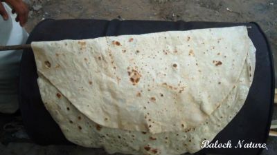 Balochi Bread 
نان
Naan
اے بلوچی نان ات ، بلوچ اے نان ءَ ڈرمب ءِ توک ءَ آس روک کنت ءُ ڈرمب ءِ پُشت ءَ وتی تین جوڑ کنت نان ءِ پچیت پہ۔ اے نان چہ یک میٹرے قدّا چہ گیش بیت بلے کم نہ بیت ۔ حاجی گرکی کومنٹ داتگ کہ باید انت کہ اے نان گنیز بُک ءَ رکارڈ بوتیں ۔ اے ھبر راست انت بلے بلوچ ءِ واستہ ھنوز دلی دور است

