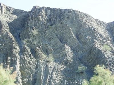 Decorated Mount in Balochistan
ڈولداریں کوہ
Doldarin Koh
بلوچستان ءَ ہمک وڑیں کوہ است انت ۔ اے کوہ ہم چماھاں انت ۔ اشیے اگاں مردم شرّی سرا بچاریت ہمے گمان بیت کہ اے کوہ ءِ سرا گُل کاری بوتگ ۔ 
