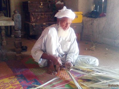 Pish e tokk kanag
پیش ء تُک کنگ
اے کماش پیش تک کنگا انت -  
