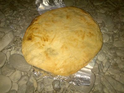 Classic bread
پُرانی
Porani
پُرانی نان ءِ آئیا پُران ءِ تہا پچ انت ۔ بزاں پرانی ءِ پچگ ءَ پرانی ءَ  زمین ءَ گرمیں ریکانی یا پُلکانی تہا کل کن انت ءُ سر برا اشکراں ایر کن انت ۔ ہمے اشکرانی گرمی ءَ چہ پُرانی زمیں ءِ چیرگ ءَ پش ات ۔ اگاں پُرانی شر پچگ بہ بیت نان چو بسکوٹ ءِ وڑا وش بیت
