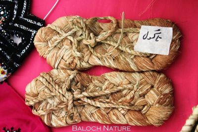 Baloch classic footwear 
تککول
Takkol
تککول بلوچستان ءِ کوہنیں پاد ءِ پوشاکاں کارمرز بوتگ ۔ تککول چہ داز ءِ پیش ءَ جوڑ کنگ بیت ، اے گیشتر جنینان پاداں کتگ انت بلے مردیناں ہم پاداں کتگ انت ۔ مرچاں کوہ نندیں مردم انگتہ کارمرز کن انت ۔ 

