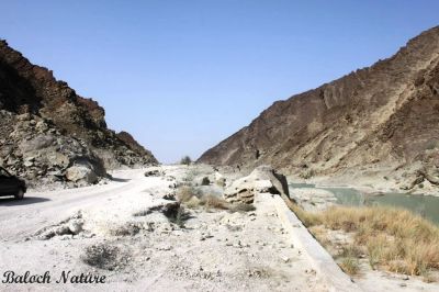 Talaar Pass
تلار ءِ ڈک
Tallar e dakk
تلار ءِ ڈک یک انچیں جاہ ات کہ ادا گوریچانی کور ءُ شیپانی آپ چہ چمے آپ ریچ ءَ ڈک جن انت دیم پہ نمبیان روانت ۔ اے جاہ آپاں نزور کتگ، وھدے زمانگ ءَ ساربان ہمے راھا چہ بندناں شتگ ءُ ماھیگ بیپار کتگ ، بلے مرچان موٹلانی آھگ ءَ اے کشک بزاں ڈک ءِ جوڑ کنگ ءَ تنیگا دراہیں وزیر ءُ گزیراں زر گپتگ بلے اے تنی وھدی ہما وڑا ہنت کہ پیش ءَ بوتگ ۔ ادا ھورانی وھدا بازیں موٹل ءُ انسانانی تاوان رسگ ءِ ھال شنگ بوتگ انت۔ 
