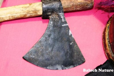 Axe
ٹال بُر۔ تپر
Talborrin Tapar
تپر بلوچانی یک ازباب ءِ چریشیا کار گپتگ یا مرچی ہم کارے گرگا انت، ٹالبُر سُبکّیں تپر ءِ چریشیا چہ  شوانگ ءَ کہورانی ٹال گُڈ اتگ انت ءُ وتی پساں یا دلوتاں داتگ انت  ، دھکان ءَ چرے تپر ءَ ڈگارانی لد جتگ انت ءُ کشاورزی کتگ انت ۔ 
