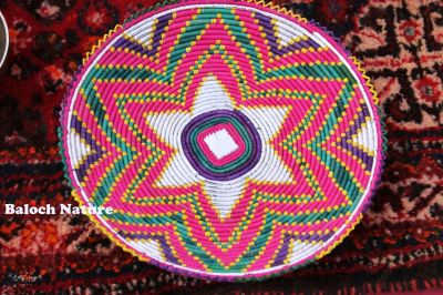 Balochi Bread tray
Techch
تیچ
تیچ یک اَردکانی درپ انت کہ اشیا نان مان کن انت ۔ اے تیچ بلوچانی تیچ نہ انت بلے بلوچ ءِ مرچاں باز کار مرز کن انت ۔ اے نمونگے تیچ ءَ چہ کاش ءُ ڈیل ءَ جوڑ کن انت
