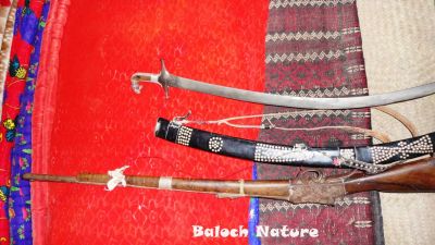 Baloch classic weapons
زھم ءُ پلیتگ
Zahm o Palitag
زھم ءُ پلینتگیں تُپنگ کوہنیں بلوچانی سلاہ بوتگ انت، ایشانی سرا دشمن نزیک نیشتگ انت، بلکن جتگ ءُ چہ وتی سرڈگار ءَ تاچینتگ انت، مرچی ہم زھم مرد ءِ نشانی انت ۔
