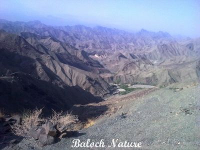 Zamoran Landscape
زامُران ءِ ندارگ
Zamoran e Nadarag
اے ندارگ ہم ءِ پیش داریت کہ من بلوچ تنیگا زندگ استوں ۔ ادا ترا یک کللگ ءُ کسانیں میتگ پیش داریت ۔ اے بلوچانی زندے نشانی انت ۔ بلوچ اگاں کوہ ڈررانی تہا نشتگ انت بلے وتی سُرمگیں کوہانی دامناں چہ تکش کش اتگ ءُ کللگ جوڑ کتگ ءُ آباد کتگ انتے ۔ چریشیا چہ مردم سرپد بیت کہ بلوچ باز دیر انت کہ اے سرزمین ءَ آباد انت ۔ 
