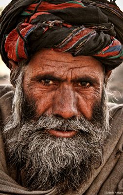 A Face of Balochistan
Balochistan e chahrag
بلوچستان ء چہرگ
اے اکس ء اگاں تو شرّی سرا بچارے ترا تانسریں بلوچستان ء چہرگ گندگ کئیت - سرے دزمال ء پیلڑاھگ، بے رد و بندیں ریش و بروت، پیشانیے کرچک، درتگیں مانپوشتگیں شال، نااُمیدیں چمّانی روک، ہُشکیں لُنٹ او وانگ ہیرانیں دیم، اے دراہ بلوچستان ء سپت انت 
اکس ء منّت 
واجہ جان البلوشی
