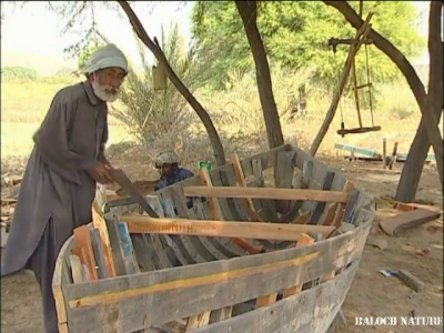 Baloch  boat factory without roof 
یکدارانی کارجاہ
Yakdarani karjah
بلوچاں تاں ھزارانی سالاں وتی وس واکاں  کسان کسانیں یکدار، لانچ  ءُ دگہ ازباب جوڑ کتگ۔ چہ بلوچ زر ءَ  وتی روزگار ءُ لاپ  درگیتکگ ۔ اے باور کنائینتگ انت کہ اے جلگہیں ءُ ژیمبیں زرے ھُدابُنداں ۔ بلے مرچی انچیں وھدے ودی بوتگ کہ بلوچ ءَ گوں اے زر ءَ ہچ وڑیں سیادی نیست  ۔ 
