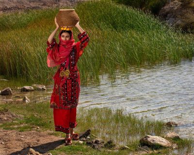 Baloch girl water carrying 
بلوچ جنک ءُ آپ
بلوچ ء زندے ضروریات باز انت  بلے آپ چہ درستان دیم ء تر انت ۔ مرچی دگنیا ماہ سرا لیب کن انت بلے بلوچستان تنیگا چہ وتا گیش نہ انت ۔ 

