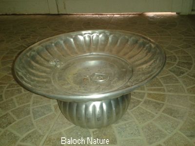 Hand wash pot
تشت
Tasht
تشت بلوچستان ءِ دوداں گوں ھوار انت ۔ مہمانان دستانی شودگ ءِ واستہ اشیا کار مرز کن انت ۔ اشیا بلوچستان ءِ باز ھنداں دگہ دگہ نام ءِ انت ۔ تشت، دست شود، چلمچی ءُ دگہ بازیں ۔ 

